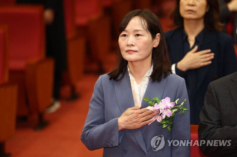 '취임' 정정미 헌법재판관 "보통 사람들의 공감대 이끌어내도록 노력"