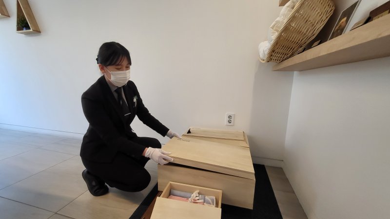 서지연(22) 반려동물 장례지도사가 반려동물용 관과 장례용품을 정돈하고 있다. 23.03.30/뉴스1 ⓒ 뉴스1 이비슬 기자