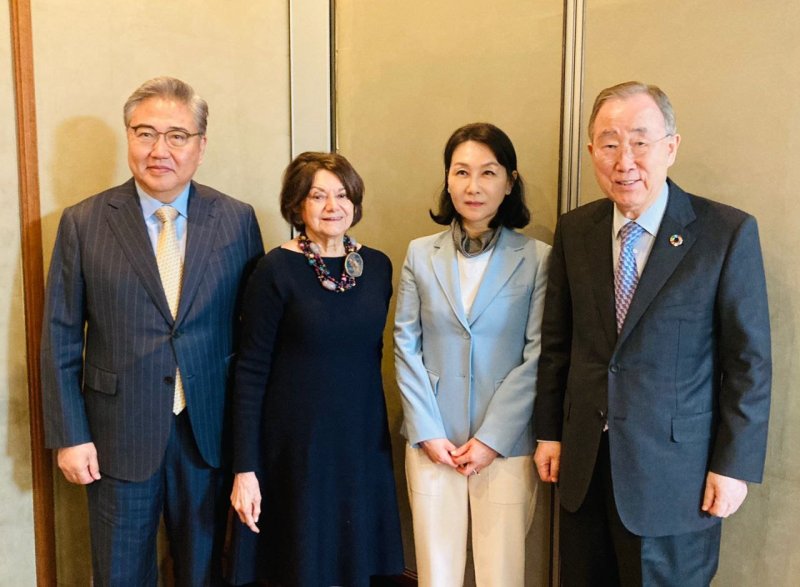 [서울=뉴시스] 정병혁 기자 = 박진 외교부 장관 17일 서울의 한 식당에서 로즈메리 디칼로 유엔 정무평화국 사무차장과 이신화 외교부 북한인권국제협력대사, 반기문 전 유엔 사무총장과 만나 기념촬영을 하고 있다. (사진=외교부 제공) 2023.04.17. photo@newsis.com *재판매 및 DB 금지 <저작권자ⓒ 공감언론 뉴시스통신사. 무단전재-재배포 금지.> /사진=뉴시스화상