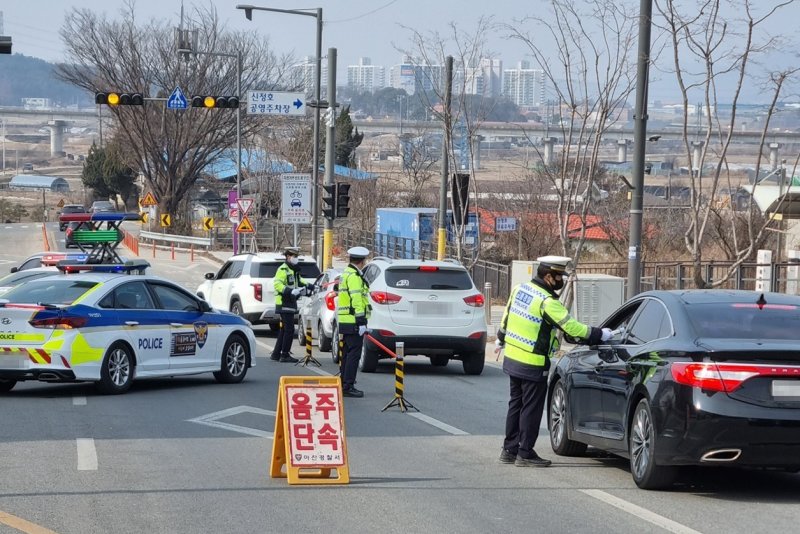 지난 14일 충남경찰청 소속 교통경찰관들이 아산 신정호 일대 도로에서 음주단속을 벌이고 있다.(충남경찰청 제공)