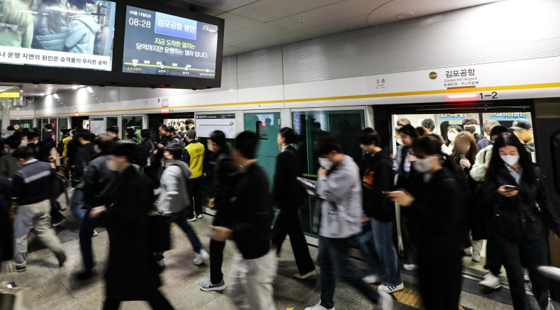 14일 서울 강서구 김포공항역에서 시민들이 김포도시철도(김포골드라인)을 이용해 출근하고 있다. 2023.4.14/뉴스1 ⓒ News1 허경 기자