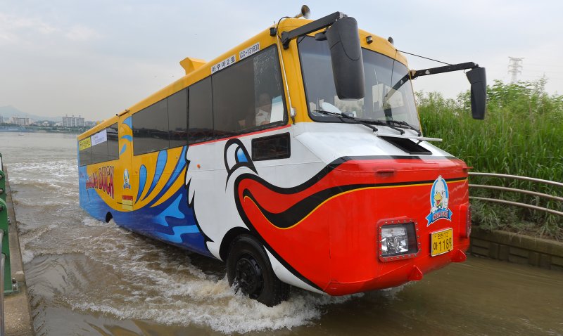 27일 오후 서울 영등포구 한강 양화선착장에서 수륙양용버스가 물밖으로 나오고 있다. /뉴스1 ⓒ News1 구윤성 기자