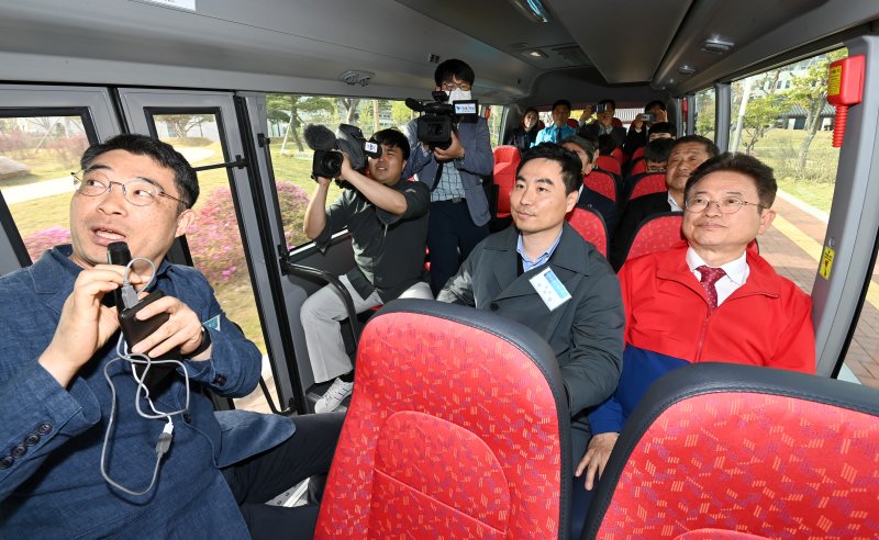 [안동=뉴시스] 이철우 경북지사(맨오른쪽) 등이 17일 경북 도청 신도시 자율주행 버스 시승을 하고 있다. (사진=경북도 제공) 2023.04.17 *재판매 및 DB 금지