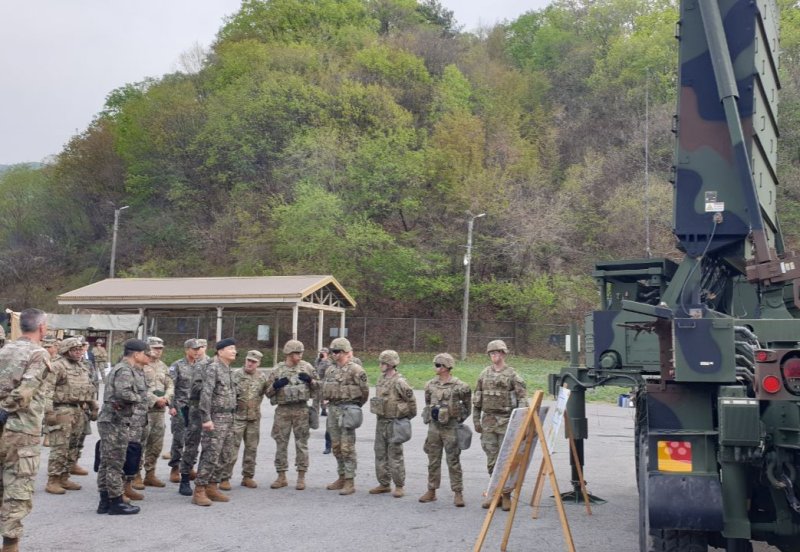 김승겸 합참의장이 17일 미 MLRS 포병부대의 실전적 교육훈련과 전투준비 현장을 확인하고, 장병들을 격려하고 있다. 사진=합동참모본부 제공