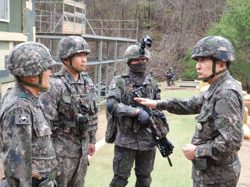 김승겸 합참의장이 17일 28사단 수색대대 훈련현장을 찾아 DMZ 작전태세를 지도점검하고 있다. 사진=합동참모본부 제공