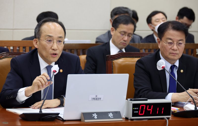 추경호 경제부총리 겸 기획재정부 장관(왼쪽)이 17일 오후 국회에서 열린 기획재정위원회 전체회의에서 의원질의에 답하고 있다. 사진=박범준 기자