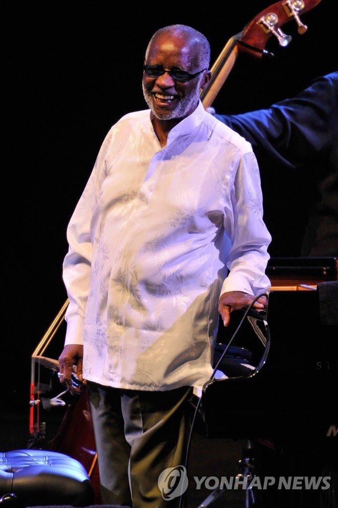 아마드 자말 2011년 모습 epa02821232 US jazz player Ahmad Jamal performs during the Nice Jazz Festival 2011 in Nice, France, 12 July 2011. The Festival takes place from 08 to 12 July. EPA/BRUNO BEBERT CORBIS OUT