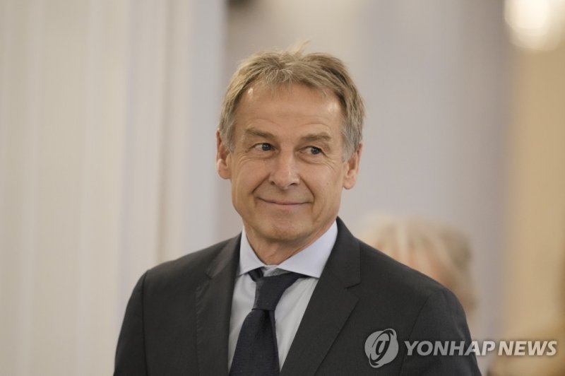 훈장 수여식 초청받은 위르겐 클린스만 한국 축구대표팀 감독 German former soccer player and national team coach Juergen Klinsmann arrives for a reception to honor former Chancellor Angela Merkel with the Grand Cross of the Order of Merit of the Federal Republic of Germany in a special design at Bellevue Palace in Berlin, Germ