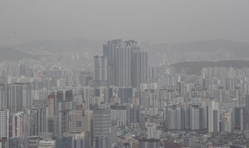 전국 아파트값 하락세가 둔화하고 있는 가운데 서울 송파구와 동작구는 아파트값이 상승세로 전환했다. 13일 한국부동산원이 발표한 주간 아파트가격 동향에 따르면 매매 가격은 0.17% 하락, 전세 가격은 0.24% 하락했다. 사진은 이날 오후 서울 용산구 남산에서 바라본 아파트 단지의 모습. 2023.4.13/뉴스1 ⓒ News1 이재명 기자 /사진=뉴스1