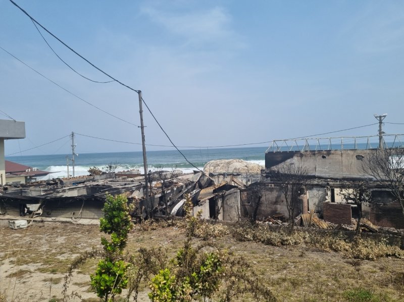 최근 발생한 대형산불로 전소 피해를 입은 강릉 사근진해변 인근 숙박시설.2023.4.17/뉴스1