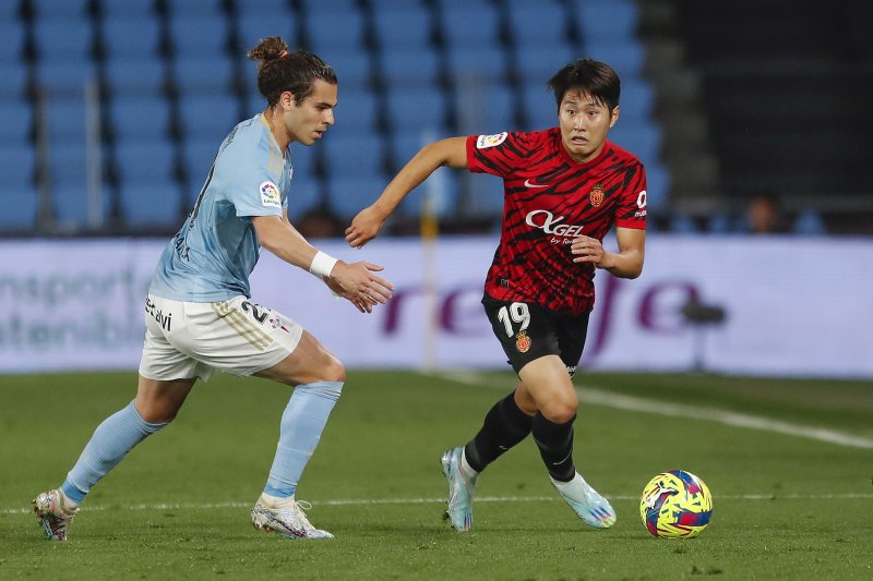 epa10577648 Mallorca´s Kang-In Lee (R) in action against Celta´s Goncalo Paciencia (L) during the Spanish LaLiga soccer match between RC Celta and RCD Mallorca, in Vigo, Galicia, nortwest Spain, 17 April 2023. EPA/Salvador Sas /사진=연합 지면외신화상