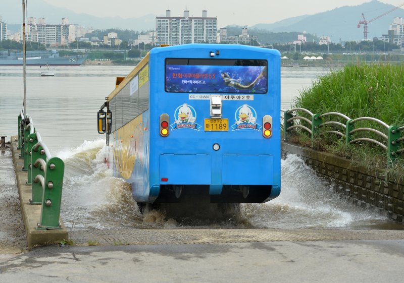 수륙양용버스인 아쿠아버스가 한강으로 입수하고 있다. 2017.7.27/뉴스1 ⓒ News1 구윤성 기자