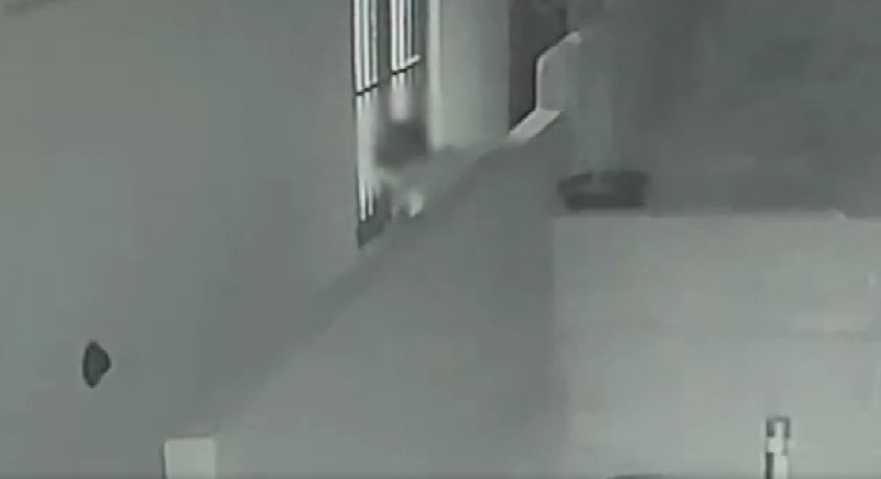 대전 서구의 한 빌라 1층에서 잠겨있지 않은 창문을 열고 안을 들여다보는 한 남성의 모습이 CCTV에 고스란히 담겼다. (대전경찰청 페이스북 캡쳐)ⓒ 뉴스1
