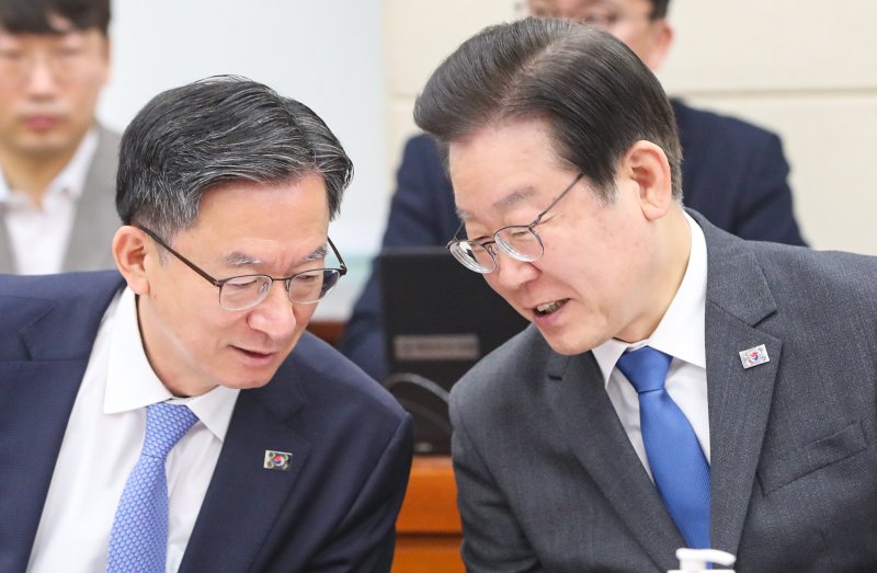 이재명 더불어민주당 대표와 정성호 의원이 지난 3월 23일 서울 여의도 국회에서 열린 국방위원회 전체회의에서 대화하고 있다. ⓒ News1 허경 기자