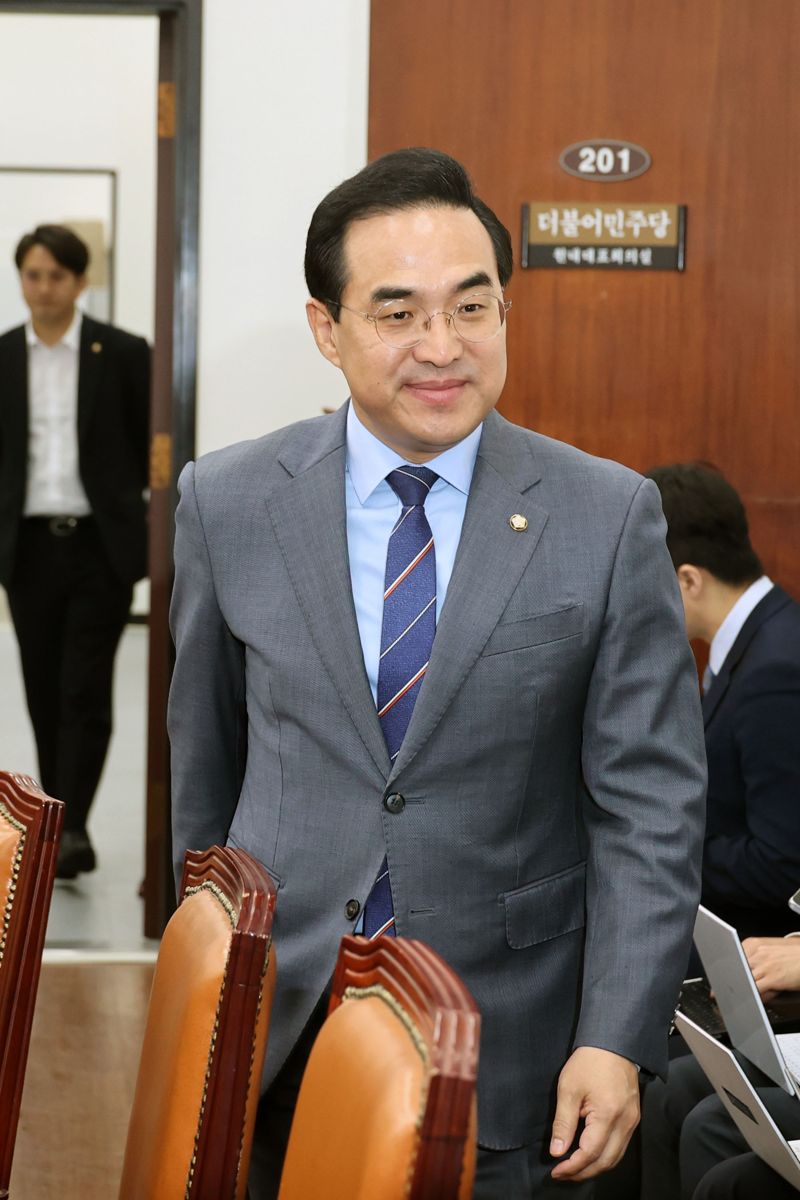 더불어민주당 박홍근 원내대표가 18일 국회에서 열린 원내대책회의에 참석하고 있다. 사진=서동일 기자