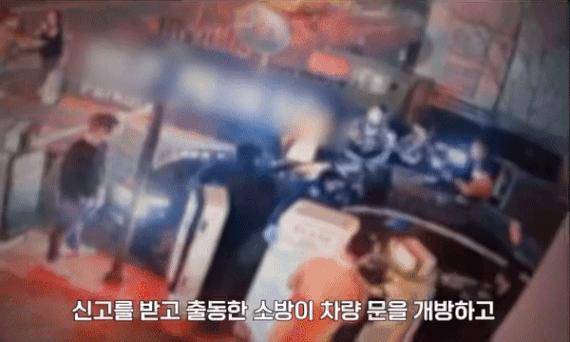 소방관이 음주운전 차량 문을 개방해 차량에 있던 음주 운전자가 모습을 드러냈다. /사진=유튜브 채널 '경찰청' 캡처