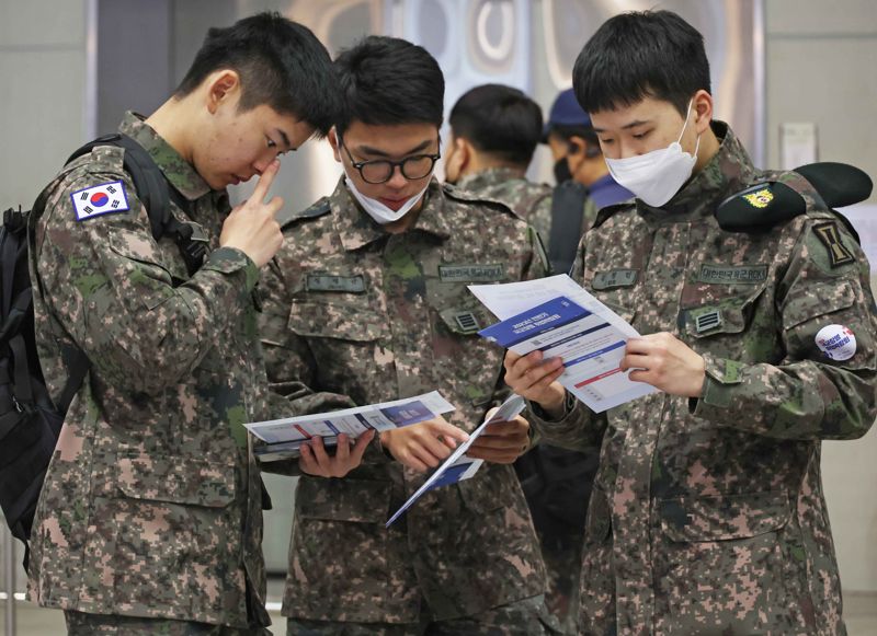 국군장병 취업박람회 찾은 군인들