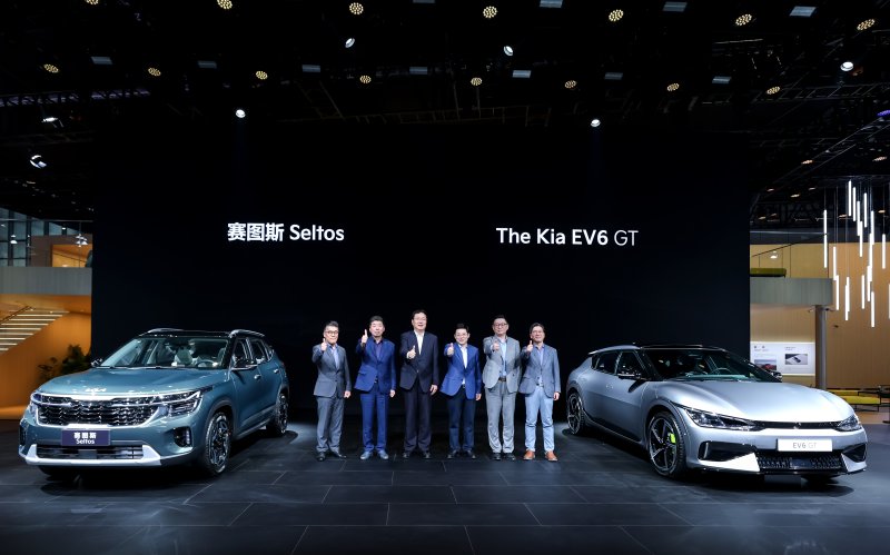 지난해 4월 기아 경영진이 중국 상하이 컨벤션 센터에서 개막한 ‘2023 상하이 국제 모터쇼’에서 중국 시장 대상의 전기차 비전을 공개하고 기념촬영을 하고 있다. 기아 제공