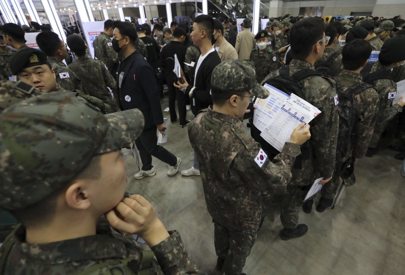 [고양=뉴시스] 김근수 기자 = 국군 장병들이 18일 경기 고양시 킨텍스에서 열린 2023년 전반기 국군장병 취업박람회에서 일자리를 알아보고 있다. 2023.04.18. ks@newsis.com