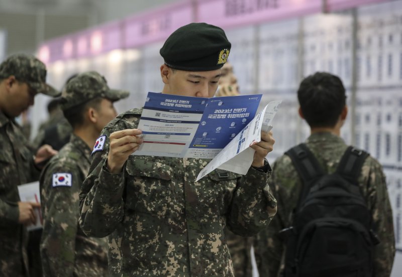 [고양=뉴시스] 김근수 기자 = 국군 장병들이 18일 경기 고양시 킨텍스에서 열린 2023년 전반기 국군장병 취업박람회에서 일자리를 알아보고 있다. 2023.04.18. ks@newsis.com