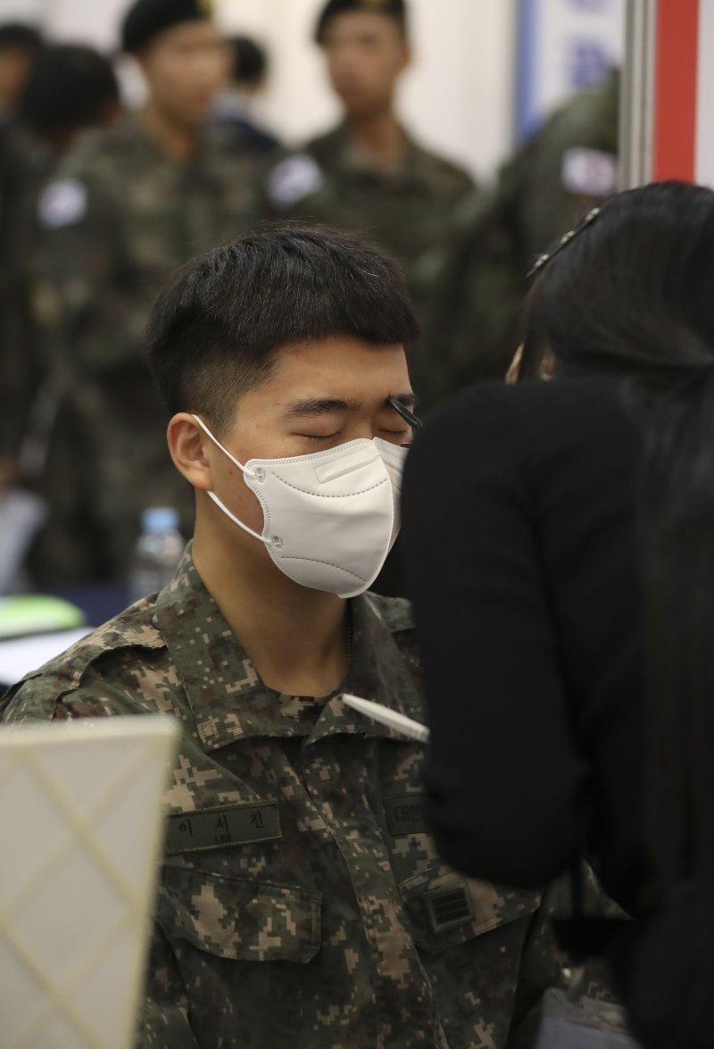 [고양=뉴시스] 김근수 기자 = 국군 장병이 18일 경기 고양시 킨텍스에서 열린 2023년 전반기 국군장병 취업박람회에서 면접 메이크업을 배우고 있다. 2023.04.18. ks@newsis.com