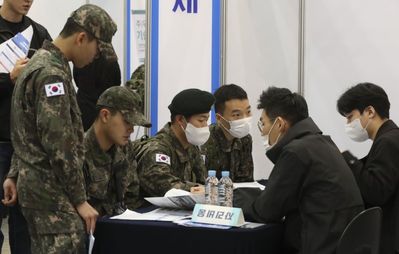 [고양=뉴시스] 김근수 기자 = 국군 장병들이 18일 경기 고양시 킨텍스에서 열린 2023년 전반기 국군장병 취업박람회에서 취업상담을 받고 있다. 2023.04.18. ks@newsis.com