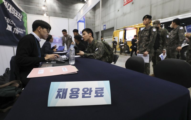 [고양=뉴시스] 김근수 기자 = 국군 장병들이 18일 경기 고양시 킨텍스에서 열린 2023년 전반기 국군장병 취업박람회에서 면접을 보고 있다. 2023.04.18. ks@newsis.com