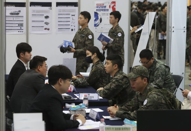 [고양=뉴시스] 김근수 기자 = 국군 장병들이 18일 경기 고양시 킨텍스에서 열린 2023년 전반기 국군장병 취업박람회에서 취업상담을 받고 있다. 2023.04.18. ks@newsis.com