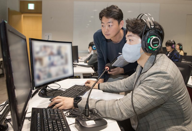 삼성직무적성검사(GSAT)를 앞두고 지난 15일 경기도 용인 서천에 있는 삼성전자 인재개발원에서 삼성전자 감독관들이 응시자들을 대상으로 예비 소집을 진행하고 있다/사진=연합뉴스