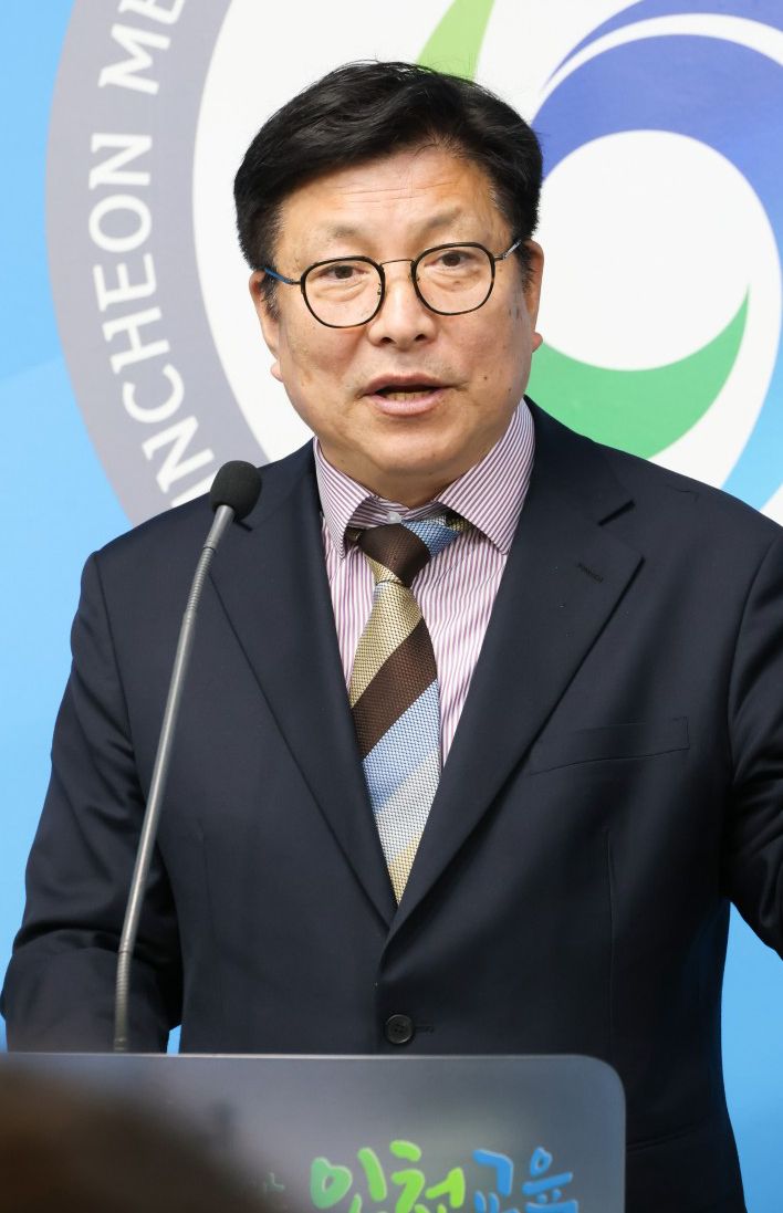 도성훈 인천시교육감은 18일 시교육청 브리핑룸에서 오는 23일부터 5월 3일까지 진행하는 유럽 4개국 방문에 대해 기자들에게 설명하고 있다.