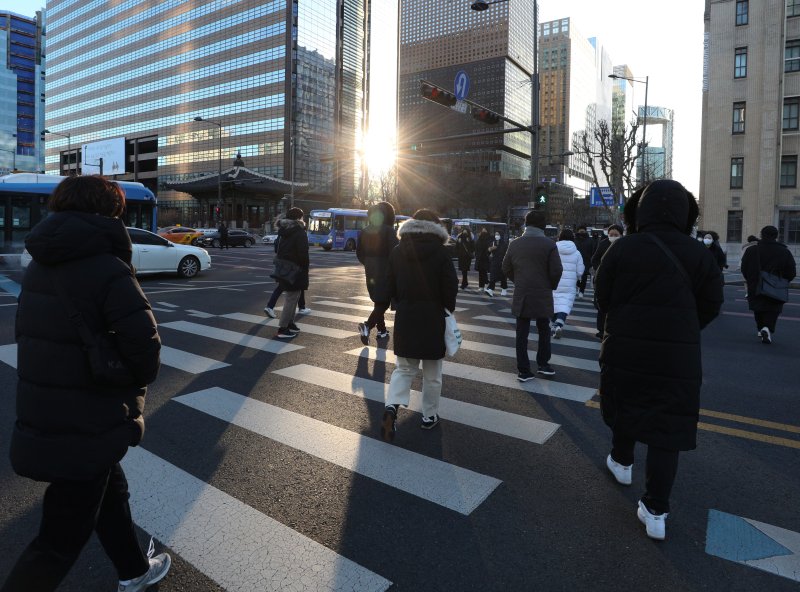 지난 1월 서울 광화문네거리에서 시민들이 출근길 발걸음을 옮기고 있다. 2023.1.25/뉴스1 ⓒ News1 신웅수 기자