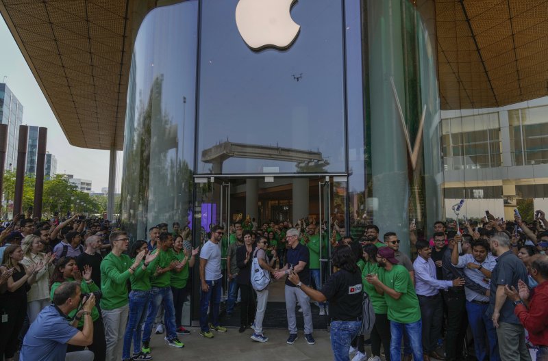 지난 4월18일(현지시간) 인도 뭄바이에서 열린 인도의 첫 애플스토어 개점식에 참석한 팀 쿡 애플 최고경영자(CEO)가 입장하는 손님들을 반기고 있다.AP뉴시스