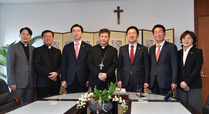 [서울=뉴시스] 국회사진기자단 = 김기현 국민의힘 대표가 18일 오후 서울 중구 명동 천주교 서울대교구청을 찾아 서울대교구장 정순택 대주교를 예방해 기념촬영을 하고 있다. 2023.04.18. photo@newsis.com