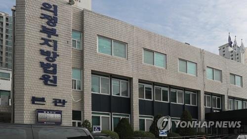 중학생 친딸에게 피임기구 들어보이고 "사랑하자"며 성추행한 40대 아버지 '징역 5년'