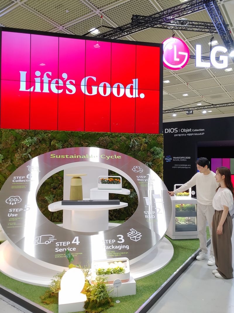 19일부터 3일간 서울 코엑스에서 열리는 월드IT쇼 2023에서 관람객들이 LG 틔운 미니, LG 사운드바, 퓨리케어 에어로퍼니처 등 재활용 플라스틱을 사용한 친환경 제품들을 체험하고 있다. LG전자 제공