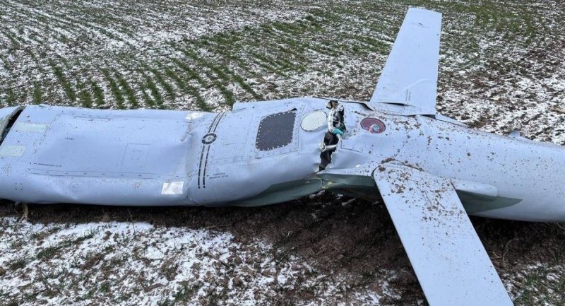 우크라이나를 공격하다가 추락해 불발한 러시아의 순항 미사일 KH-101. 대러 수출 통제 전자부품인 FPGA 보드가 탑재돼 있다. 츨처=우크라이나군수산업 홈페이지 뉴시스