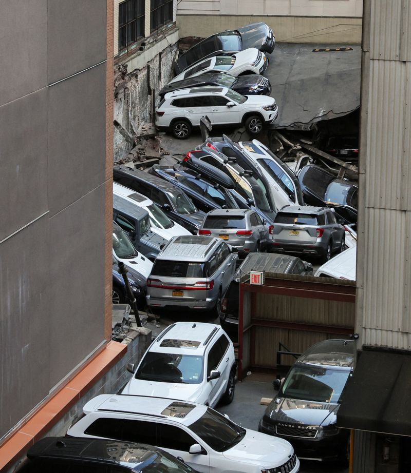 18일(현지시간) 오후 4시 15분께 미국 뉴욕시 맨해튼 주차장 건물이 부분 붕괴해 2층 주차 차량들이 1층에 있던 다른 차들을 덮쳤다. 소방 당국은 이번 붕괴 사고로 1명이 숨지고 5명이 다쳤다고 전했다. / 사진=연합뉴스