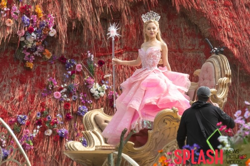 아리아나 그란데 '위키드' 촬영 포착…분홍색 드레스 입고 마녀 변신 [N해외연예]