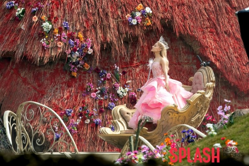 아리아나 그란데 '위키드' 촬영 포착…분홍색 드레스 입고 마녀 변신 [N해외연예]