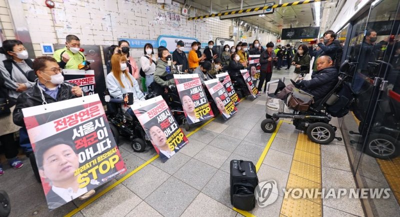 장애인의 날을 하루 앞둔 지난 19일 오전 전국장애인차별철폐연대(전장연) 관계자들이 서울 종로구 지하철 4호선 혜화역 승강장에서 장애인 권리 예산을 촉구하는 선전전을 펼치고 있다. 사진=연합뉴스