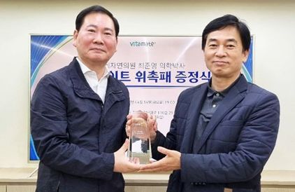 (왼쪽부터) 김용만 비타메이트 대표와 최준영 연세자연의원 원장이 기념 촬영을 하고 있다. 사진=비타메이트