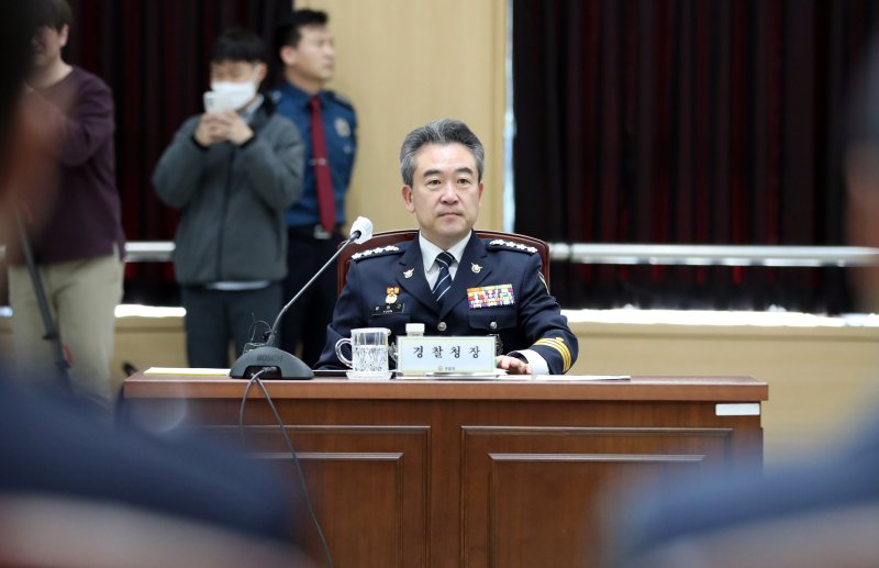 유공 수사관 특진 임용식 참석한 윤희근 경찰청장 (수원=연합뉴스) 권준우 기자 = 윤희근 경찰청장이 19일 오전 경기 수원시 경기남부경찰청에서 열린 유공 수사관 특진 임용식에 참석하고 있다. 2023.4.19 stop@yna.co.kr (끝)