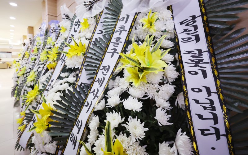 19일 오후 인천시 중구 인하대병원 장례식장에 마련된 인천지역 3번째 전세사기 피해 30대 사망자 A씨의 빈소 앞에 추모 화환이 놓여 있다.