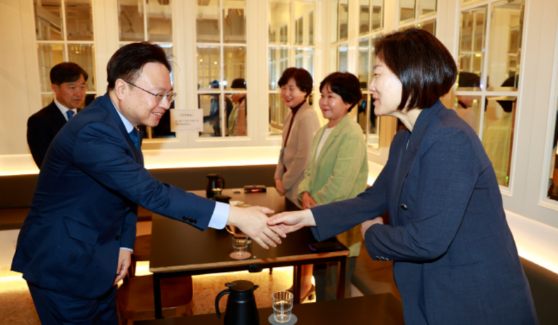 19일 오전 조규홍 보건복지부 장관(왼쪽)이 한수영 병원간호사회 회장과 만나 악수하고 있다. 보건복지부 제공.