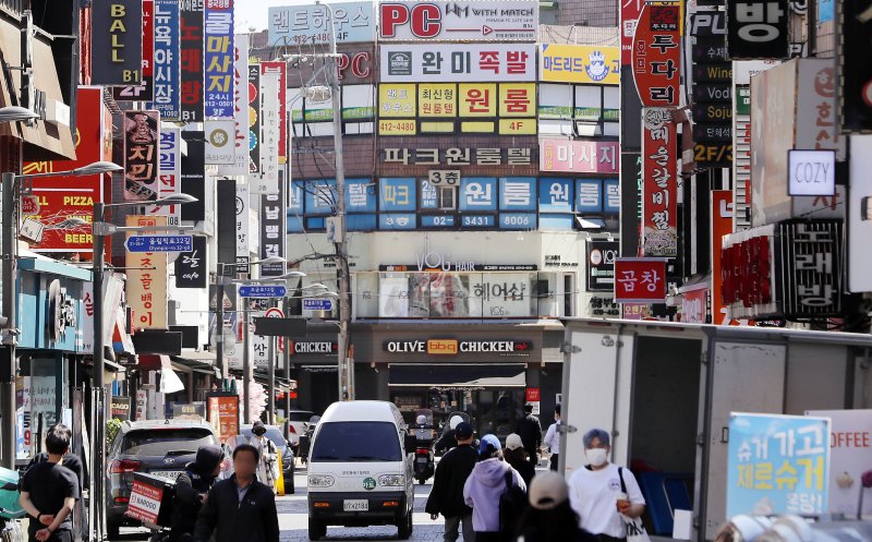 [서울=뉴시스] 최동준 기자 = 부동산R114에 따르면 사회적 거리 두기가 해제된 2분기부터 강남구의 상가가 31.3% 증가, 송파 23.8%, 서초 21.5% 순으로 늘어난 것으로 나타났다. 사진은 19일 서울 송파구 음식점 등 상가 밀집 지역. 2023.04.19. photocdj@newsis.com <저작권자ⓒ 공감언론 뉴시스통신사. 무단전재-재배포 금지.> /사진=뉴시스화상