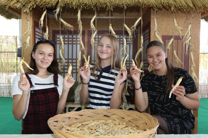 지난해 10월 개최된 금산세계인삼축제.장에서 외국인들이 포즈를 취하고 있다. (금산군 제공)/뉴스1