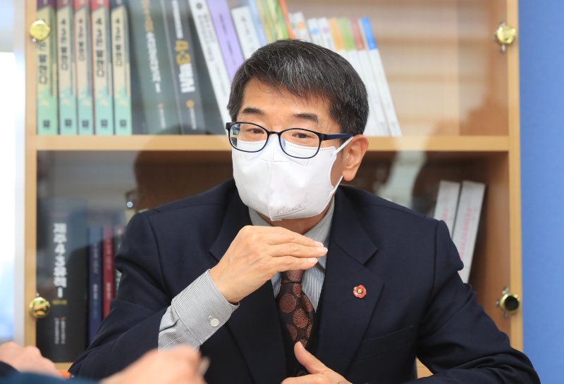 [제주=뉴시스] 우장호 기자 = 이제관 제주4·3사건 직권재심 권고 합동수행단장이 10일 오전 제주시 소재 합동수행단실에서 취재진의 질문에 답변하고 있다. 광주고등검찰청 산하 합동수행단은 이날 군법회의 수형인 명부에 기재된 2530명 중 20명에 대해서 1차적으로 법원에 직권재심을 청구했다. 2022.02.10. woo1223@newsis.com