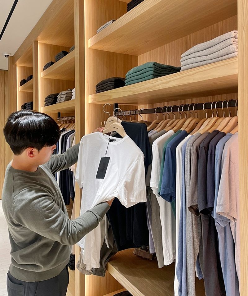 브랜드 로고 감춘 '제임스펄스'..티 한장 15만원이지만 불티나게 팔린다