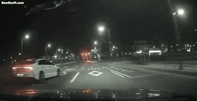 한 남성이 뒤차를 막아 세우고선 운전자에게 접근하고 있다. 온라인 커뮤니티 캡처