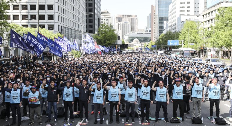 전국금속노동조합 조합원들이 지난 4월 19일 서울 중구 숭례문 인근에서 노동시간 개편, 직무성과급 임금제 도입 등 정부 노동정책을 규탄하는구호를 외치고 있다. 뉴시스 제공